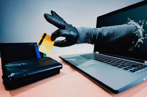 La prevención del fraude digital también requiere que los usuarios eviten mensajes sospechosos, enlaces no verificados y errores al realizar transferencias. Foto: World Compliance Association