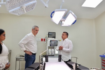 Abinader propuso una comisión de veeduría para acompañar el funcionamiento del Hospital Municipal Hacienda Estrella. (Foto cortesía Presidencia de la República Dominicana)