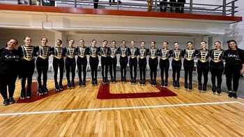 Las 16 deportistas junto a