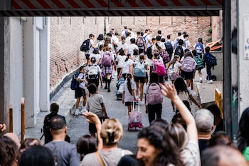 Varios niños de camino a la escuela en la entrada del colegio, a 7 de septiembre de 2026, en Madrid (España).