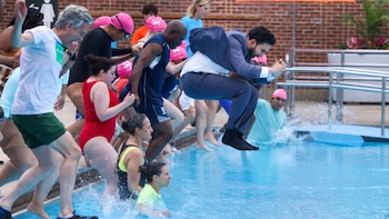 Zohran Mamdani se lanza vestido a una piscina de East Harlem para abrir la temporada de verano en Nueva York