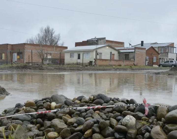 Un área residencial muestra calles cubiertas por agua estancada, una imagen que se repetía en otros barrios (Foto: laopinionaustral)
