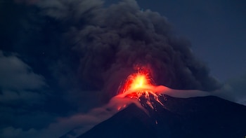 El volcán de Fuego en Guatemala mantiene una erupción activa desde hace más de 45 horas, aunque con una reducción progresiva