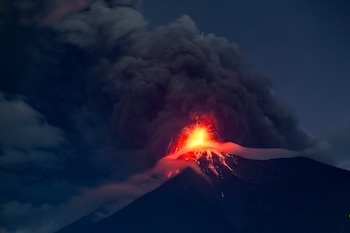 Volcán de fuego de Guatemala en constantes erupciones, las más fuertes en años