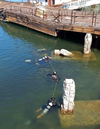 Un equipo de buzos buscan