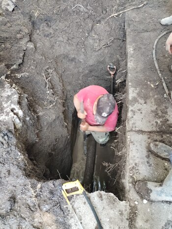 Trabajador de Sacmex reparando fuga