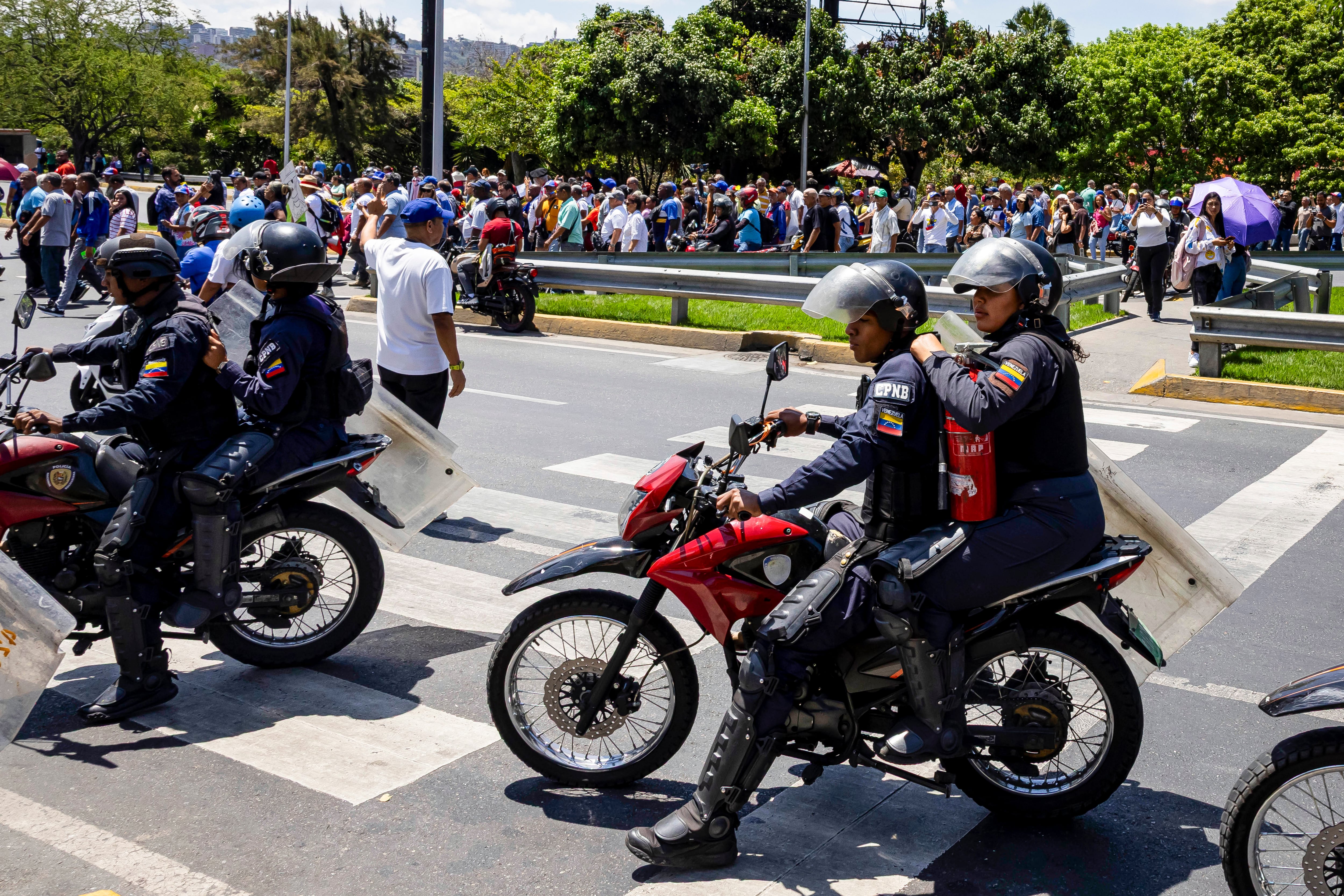 AME7462. CARACAS (VENEZUELA), 25/03/2026.- Integrantes del Cuerpo de Policía Nacional Bolivariana (CPNB) patrullan durante una manifestación de trabajadores y estudiantes de la Universidad Central de Venezuela (UCV) para exigir mejoras salariales este miércoles, en Caracas (Venezuela)EFE/ Miguel Gutiérrez