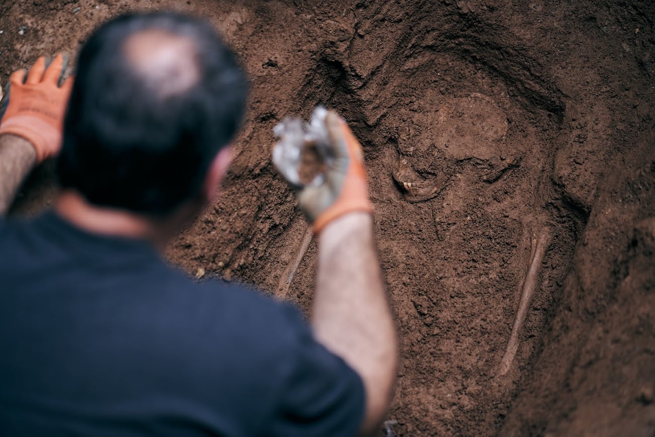 Un arqueólogo junto a una tumba en la excavación de Castellar del Vallès . (Ayuntamiento de Castellar del Vallès)