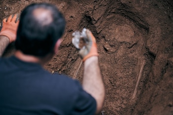 Un arqueólogo junto a una tumba en la excavación de Castellar del Vallès . (Ayuntamiento de Castellar del Vallès)