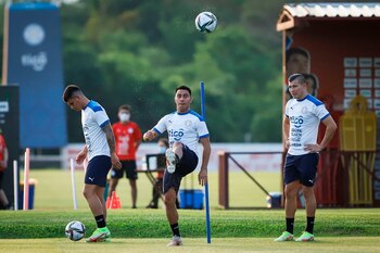 Angel Lucena (c), entrena hoy en el Centro de Alto Rendimiento Deportivo y Educativo de la Asociación Paraguaya de Fútbol (APF) en la ciudad de Ypane (Paraguay). EFE/Nathalia Aguilar