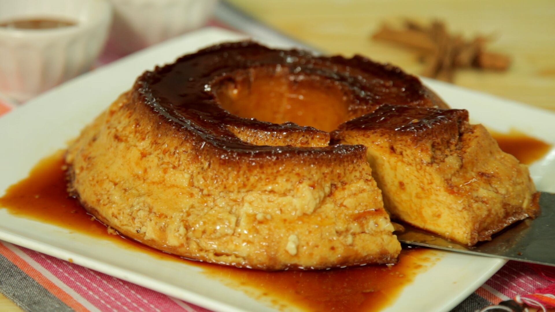 El método en olla exprés reduce el tiempo de cocción del flan napolitano y garantiza un resultado uniforme sin horno.