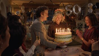 A través de maquillaje y