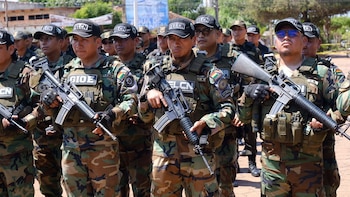 Un grupo de agentes uniformados con camuflaje, gorras con la sigla FELCN, chalecos tácticos y fusiles en sus manos