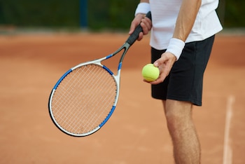 Un hombre jugando al tenis (Magnific)