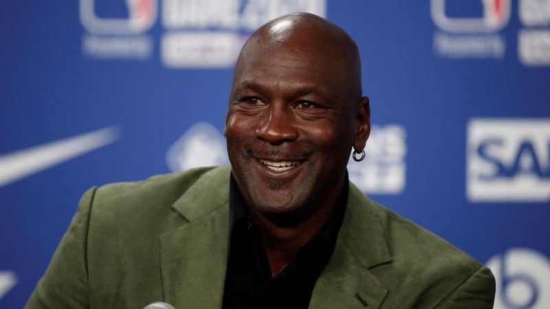 Michael Jordan popularizó el hábito de masticar chicle en la NBA, inspirando a deportistas de distintas disciplinas a adoptar esta costumbre (REUTERS/Benoit Tessier)