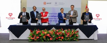 La viceministra de Diáspora y Movilidad Humana, Patricia Nathaly Godínez, junto al coordinador general de la Cooperación Española en El Salvador (AECID), Fernando Rey, y los representantes de las instituciones coejecutoras del proyecto: Iván Bonilla (ACISAM), Alejandro Calderón (Fe y Alegría El Salvador), Tomás Regalado (FUNDEMAS) y Vinicio Sandoval (GMIES)(Cortesía: Ministerio de Relaciones Exteriores)