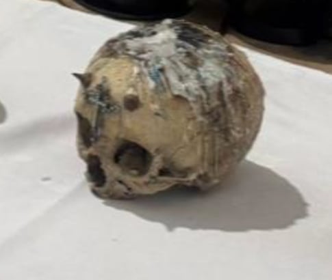 El cráneo con cera derretida hallado en la casa del cultivador