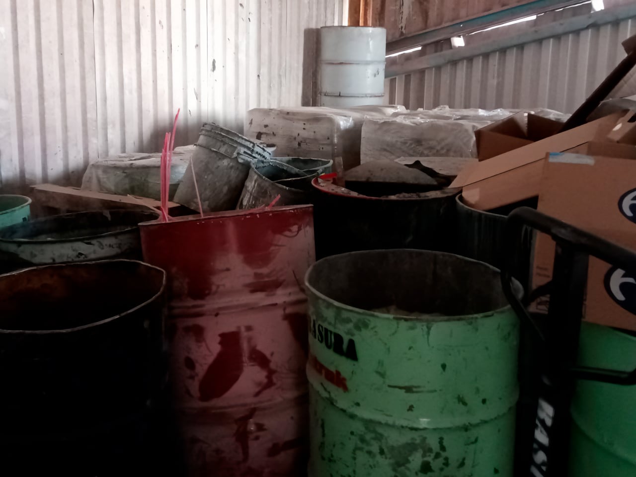 Materiales tóxicos fueron almacenados al aire libre, con infiltraciones detectadas en suelo natural de la planta industrial.CRÉDITOS: Profepa
