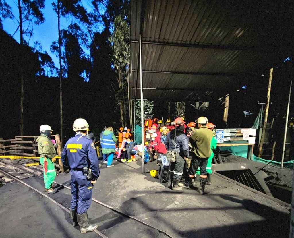 Las primeras hipótesis apuntan a una posible acumulación de gas metano en las galerías subterráneas, que habría detonado la explosión - crédito @JorgeEmilioRey / X