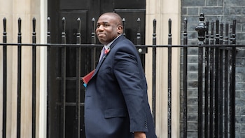 Ministros afines a Starmer confirmar su marcha tras la llegada de Burnham a Downing Street