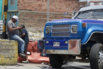 Persiste cese de actividades de