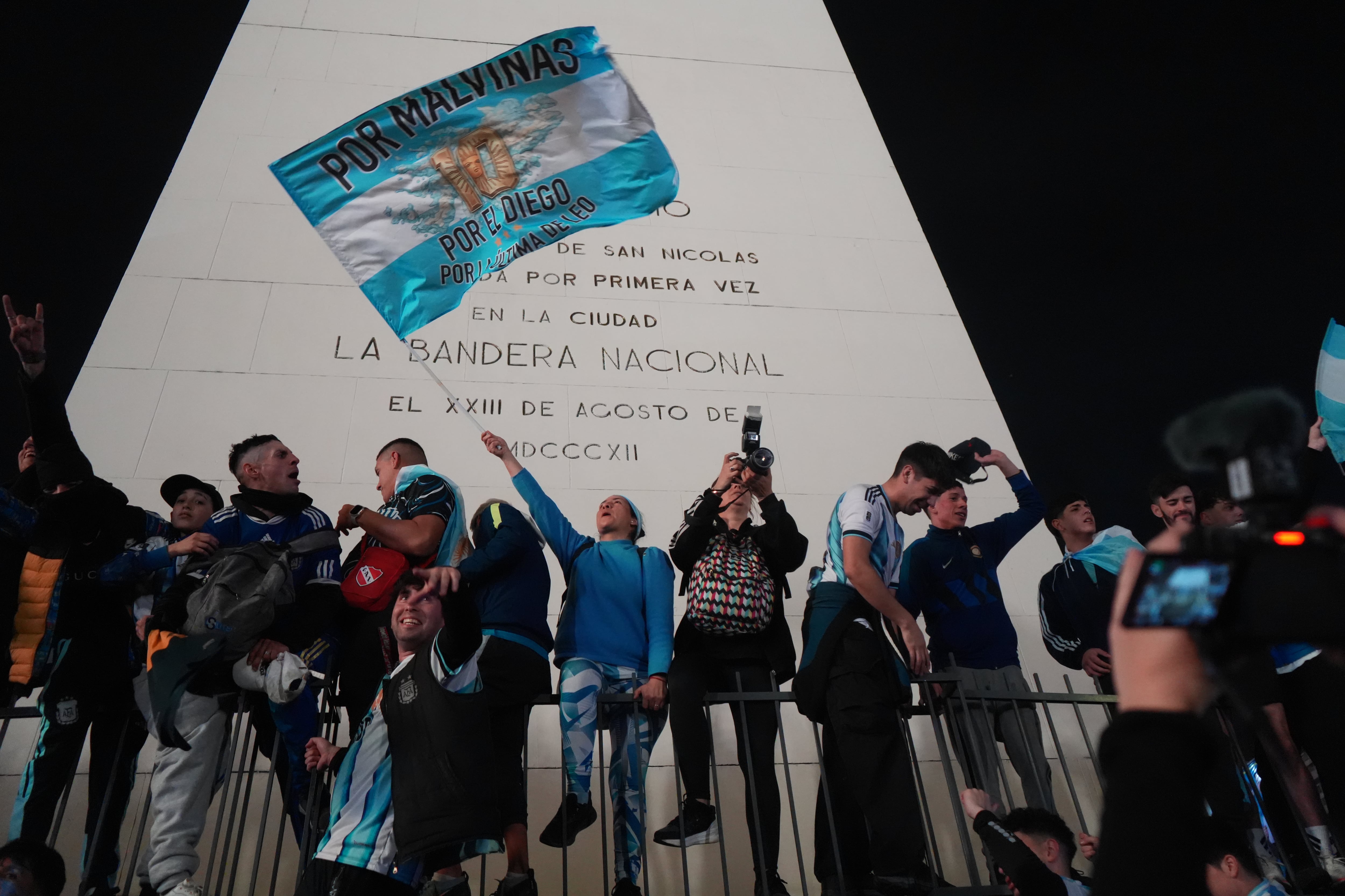 Banderas, cánticos y fuegos artificiales acompañan la multitudinaria concentración en el Obelisco tras la victoria de la Selección
