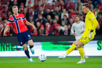 El jugador de Noruega Erling Braut Haaland (I) en acción durante el primer partido de la UEFA Nations League que han jugado Noruega y Dinamarca en Oslo, Noruega. EFE/EPA/Fredrik Varfjell