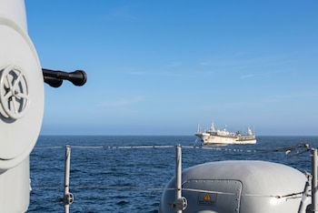 Armada Argentin Un buque blanco se divisa en el horizonte de un mar azul con cielo claro