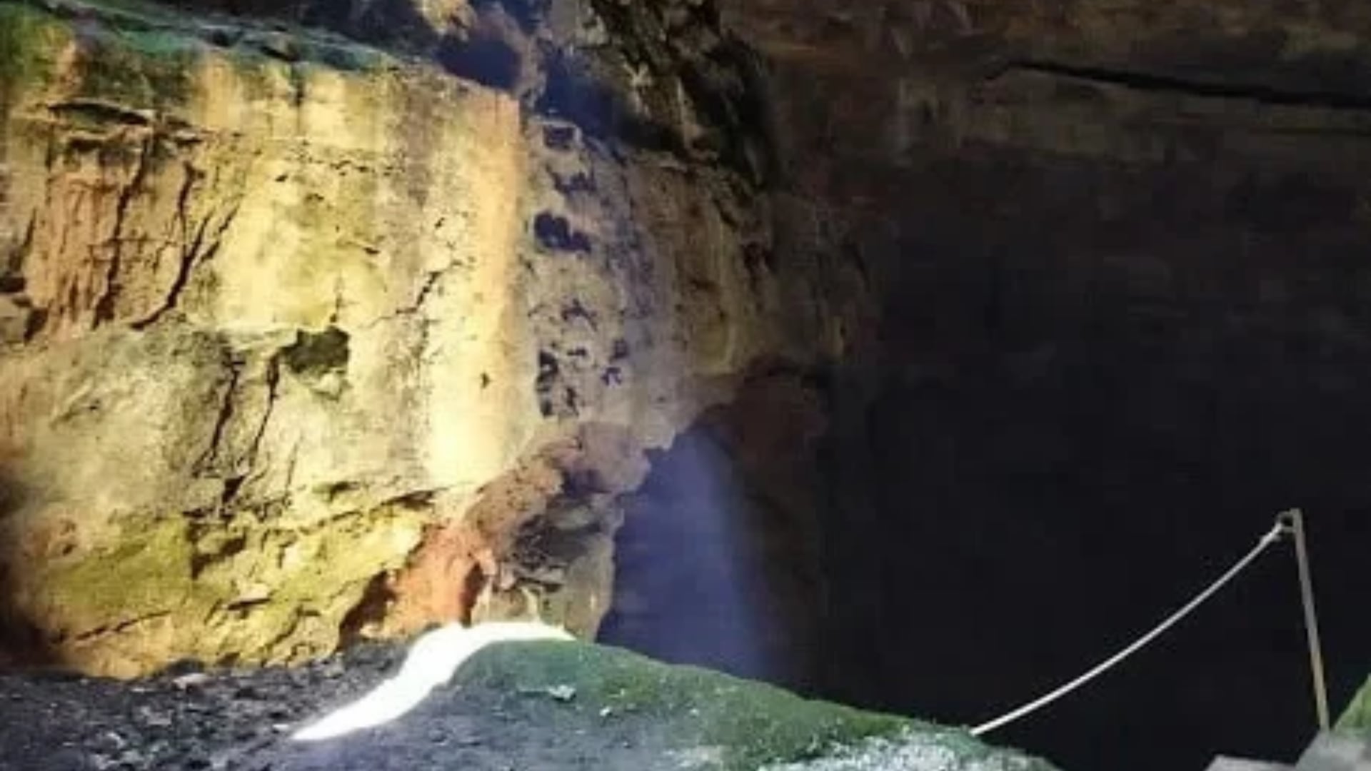 Una imagen de cómo se cuela la luz por la sima de Alcorón (Portal Turístico del Alto Tajo)