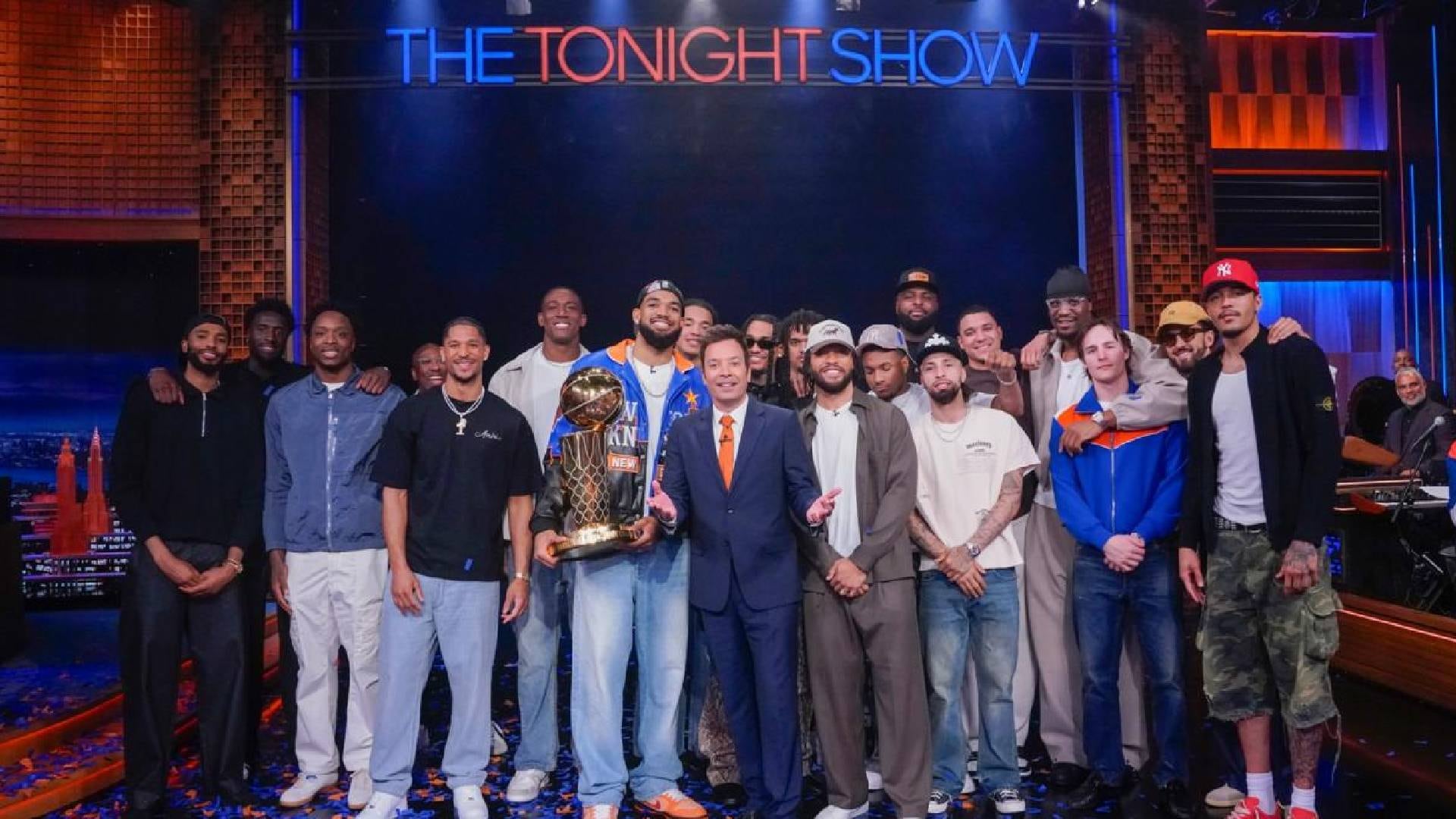 Jimmy Fallon recibió en The Tonight Show a los New York Knicks campeones de la NBA 2026 junto con el trofeo del título (The Tonight Show Starring Jimmy Fallon)