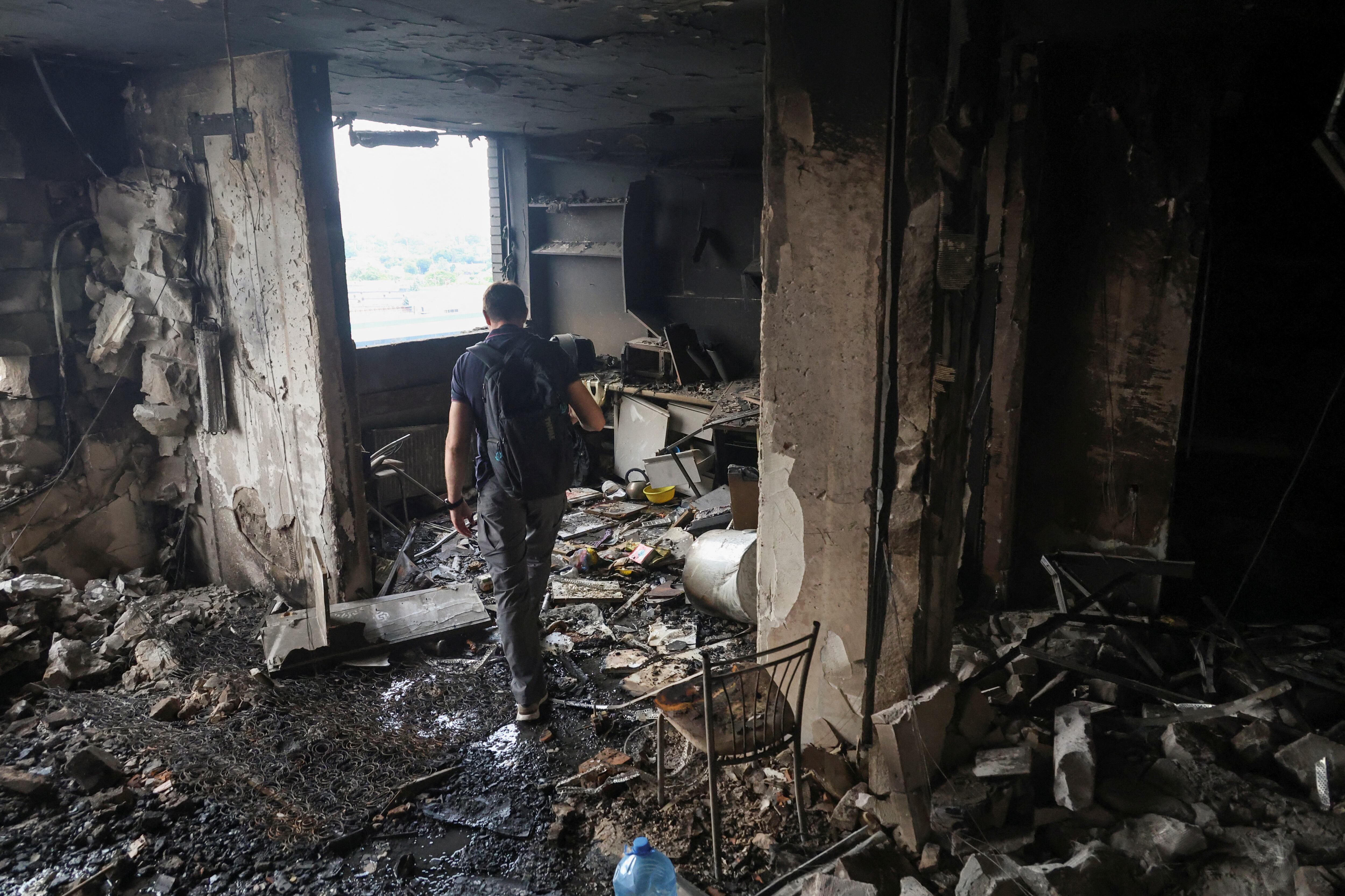 Un residente camina dentro de su edificio de apartamentos, alcanzado por un ataque con drones rusos, en medio del ataque de Rusia a Ucrania, en Odesa, Ucrania, el 28 de junio de 2025. REUTERS/Nina Liashonok
