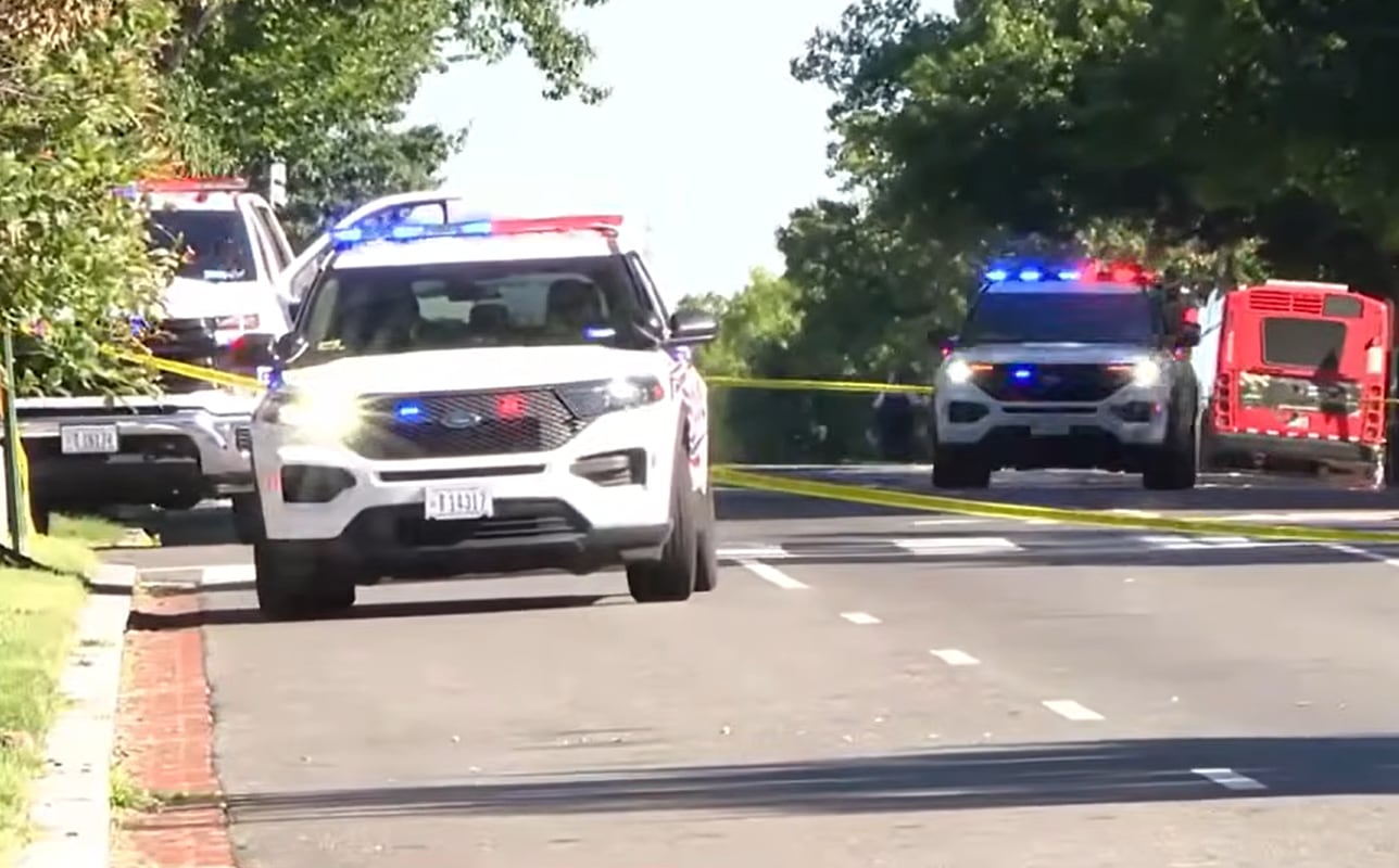 Vehículos policiales y cinta de seguridad marcan una escena en Washington D.C., donde un sospechoso de asesinato murió a manos de la policía a bordo de un autobús. (FOX 5)