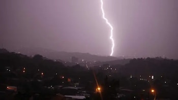 Honduras: Autoridades alertan por lluvias con actividad eléctrica y piden evitar uso de celulares al aire libre