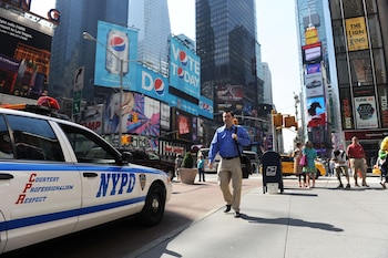 Un vehículo del NYPD patrulla Times Square, uno de los puntos más transitados de Nueva York. La visibilidad policial forma parte de la estrategia de “policing de precisión” que acompaña la caída histórica del delito en 2026.
