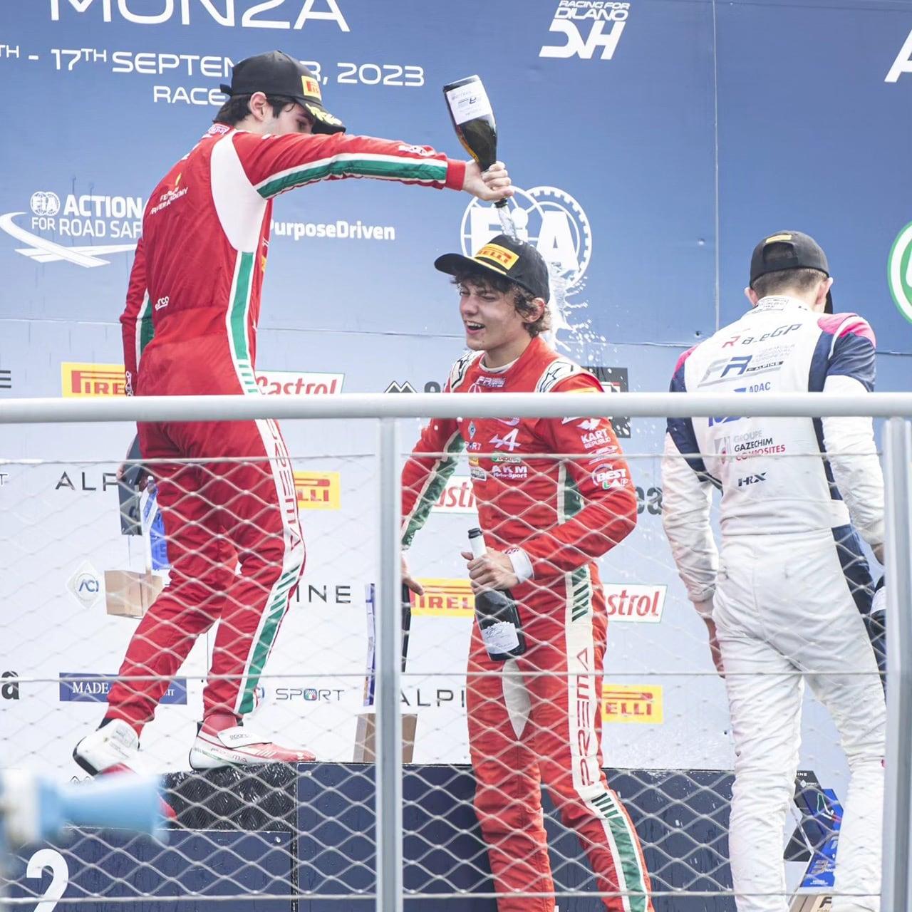Celebrando en el podio del Campeonato Europeo de Karting CIK-FIA con Kimi Antonelli (Crédito: IG @rafaccamara88)