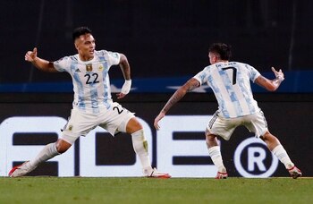 Lautaro Martínez le agradece el pase a De Paul en el tercer gol del equipo (REUTERS/Agustin Marcarian)