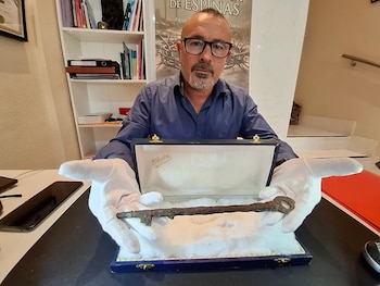 José Antonio Fernández, perito judicial en arqueología y escritor, ha descubierto, en una maleta comprada en un rastro malagueño, una llave que dice que es de época nazarí, que puede pertenecer a una de las torres o un calabozo de la Alhambra y que estaba junto a unos planos de este conjunto monumental de Granada. EFE/Salvador Ruiz