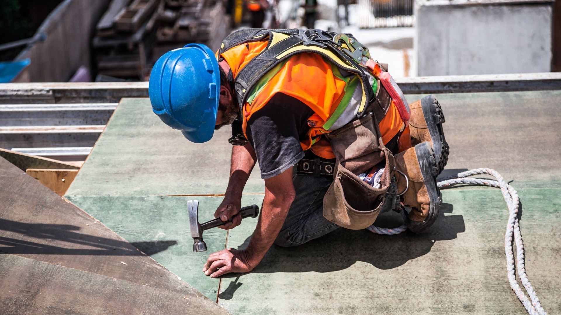 Un obrero trabaja sobre el tejado de un edificio en construcción. (Canva)