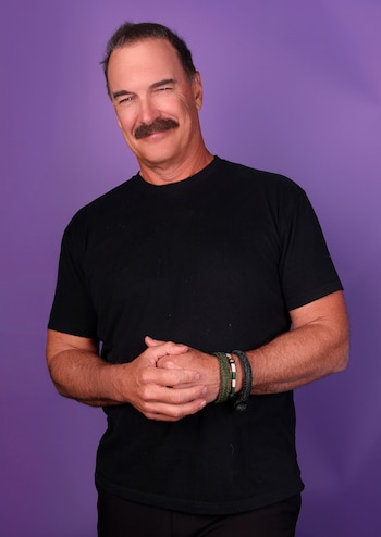 El actor Patrick Warburton destaca