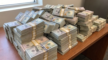 La cotización del dólar quedó a $98,79 de los $3.000 tras una caída impulsada por el fortalecimiento del peso colombiano - crédito VisualesIA/Imagen Ilustrativa Infobae