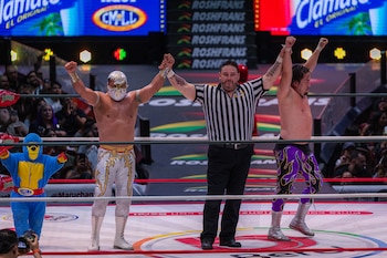 La pareja consiguió imponerse en la lucha estelar, aunque Averno aprovechó el final para atacar nuevamente a su acérrimo rival. (CMLL / Marco Valles)