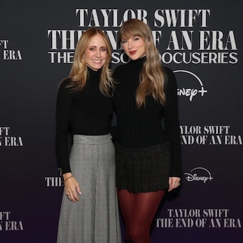 Vestida con falda corta y