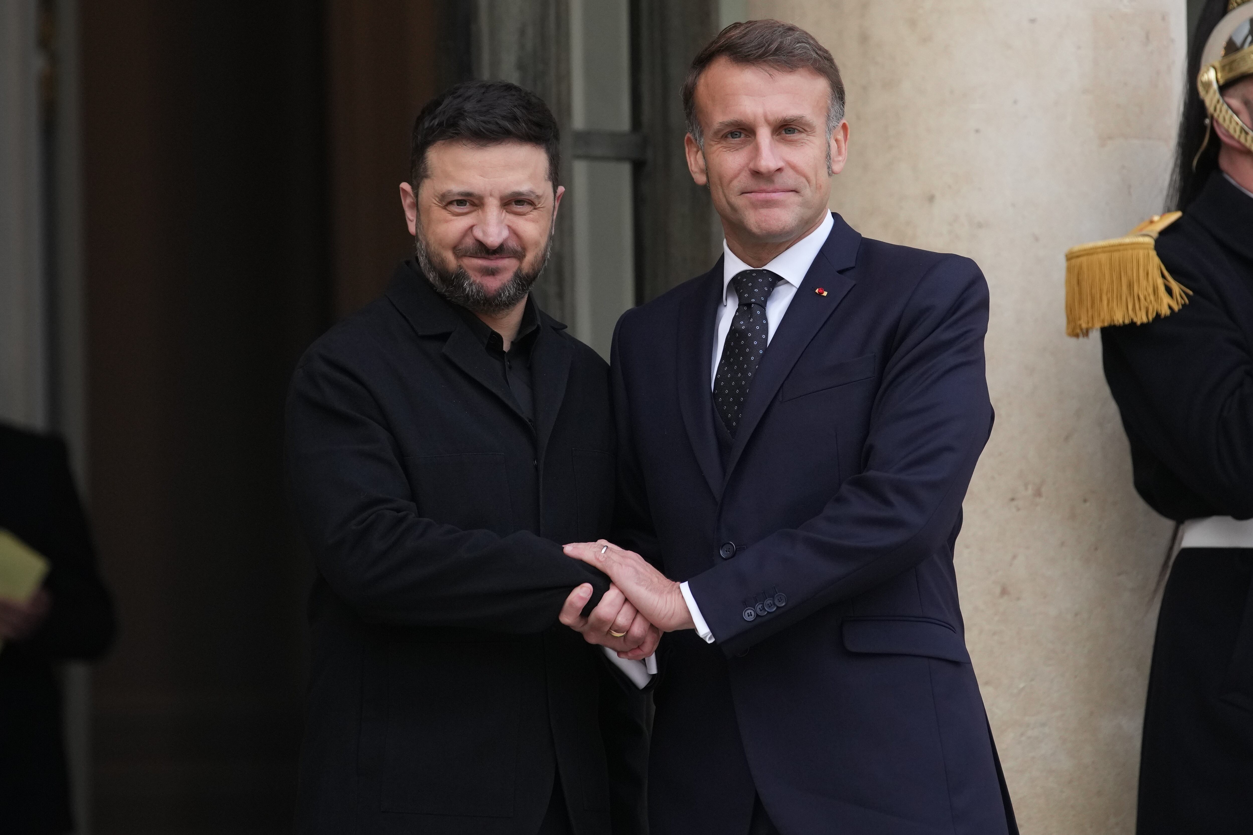 El presidente francés Emmanuel Macron (d) con el presidente ucraniano Volodimir Zelensky en el Palacio de los Elíseos en París el 1 de diciembre del 2025 (AP foto/Christophe Ena)