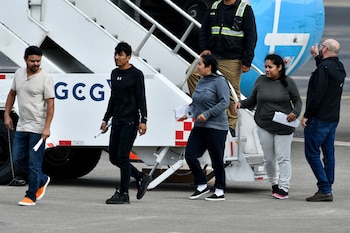Migrantes deportados de Estados Unidos caminan por la pista al llegar al Aeropuerto Internacional Juan Santamaría en Alajuela, Costa Rica, el 11 de abril de 2026. (Ezequiel BECERRA / AFP)