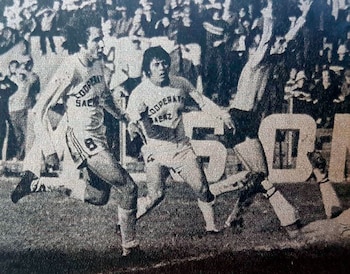 Estudiantes de Caseros ante Racing en julio de 1978, el precursor. La primera publicidad en el fútbol argentina: Cooperativa Saénz Peña