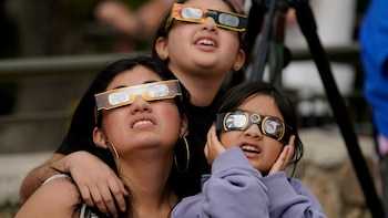 Gafas para el eclipse del 12 de agosto: dónde conseguirlas gratis, dónde comprarlas cerca de casa y cómo saber si están homologadas