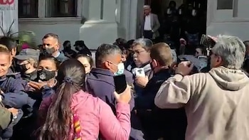 La Rioja: un grupo de docentes protestó frente a la gobernación y hubo incidentes con la policía