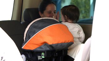 Evaluna juega con su hija