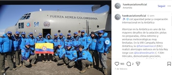 El mayor Fernández junto a sus demás compañeros de expedición en la Antártida - crédito @hawksaviationoficial/IG