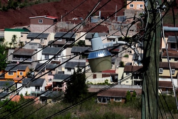 Empresarios de La Ceiba denunciaron que los constantes apagones afectan el desarrollo de sus actividades comerciales.
Municipios del litoral Atlántico permanecieron sin energía eléctrica durante aproximadamente nueve horas por trabajos de mantenimiento de la ENEE. (Foto: EFE/ Gustavo Amador)